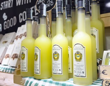 İtalyan pazarında limonçello şişeleri sergileniyor.