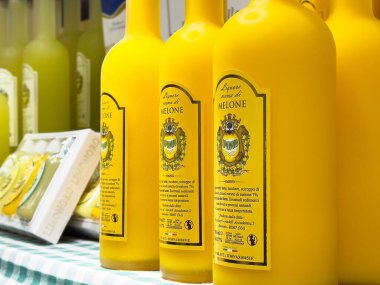 Markette sergilenen sarı karpuz likörü şişeleri.