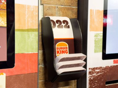 Burger King 'in retro tasarımı ve markasıyla birlikte sipariş numarası sahibi.