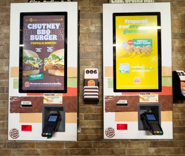 Burger King self-servis büfeleri, chutney bbq ve bitkisel burger seçenekleri sergiliyor.