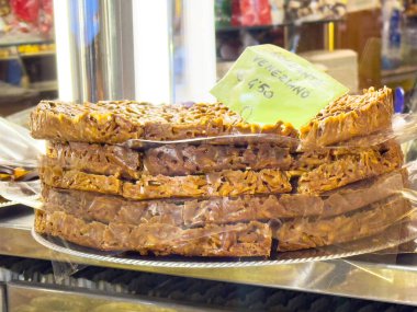 Geleneksel İtalyan fındık gevreği pazara sergileniyor.