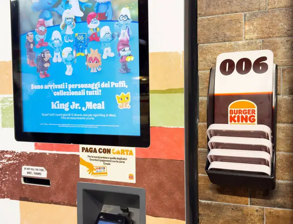 Şirinler 'in reklamı ve Kral Jr.' ın yemek promosyonuyla Burger King Restoranı..