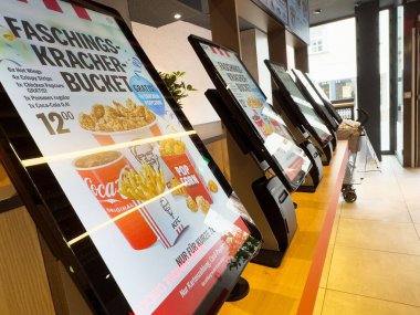 Fast food restoranında reklam amaçlı self-servis büfeleri.