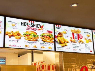 Fast food menüsünde tavuk kanadı ve lokanta tezgahında zencefilli burger..