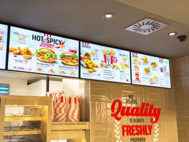 Fast food restoranının menüsünde kızarmış tavuk ve hamburger var..