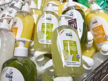 Çeşitli koku ve renklerde çeşitli el sabunları..