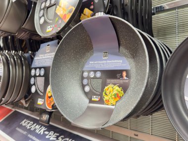 Mutfak gereçleri dükkanında tava görüntüsü.