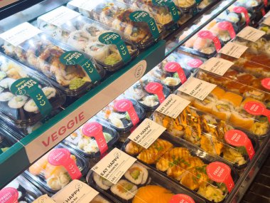 Marketin soğutulmuş bölümünde çeşitli suşi tabakları..