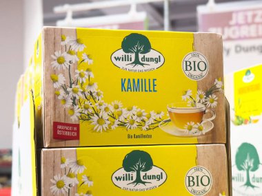 Avustralya marketinde organik kamille çay ambalajı görüntüleme.