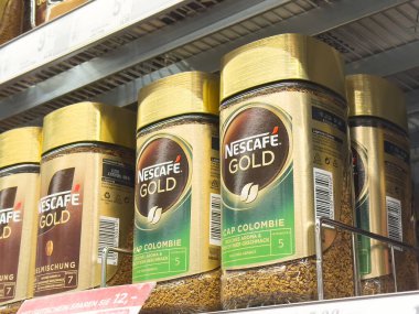 Nescafe altın şapkalı Kolombiyalı hazır kahve kavanozları süpermarketin rafında..