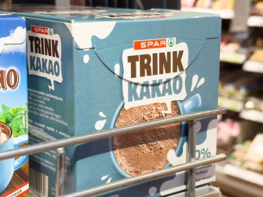 Market koridorunda spor trink kakao içecek paketleme.