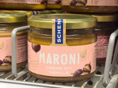 Maroni creme mit vanille kavanozu marketteki rafta..