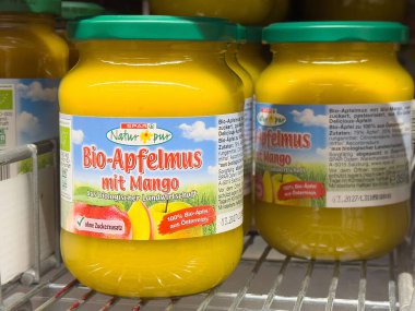Kavanozlarda organik elma sosu ve ekolojik etiketler var..