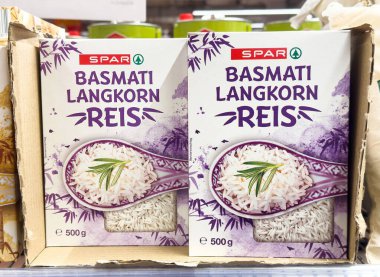 Süpermarkette Basmati langkorn pirinç ambalajı.