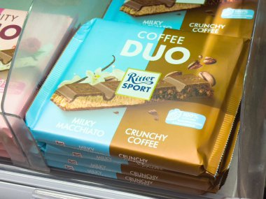 Kahve ikilisi sütlü macchiato ve çikolatalı çikolata sergileniyor..