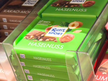 Perakende rafında Ritter spor fındık çikolatası..