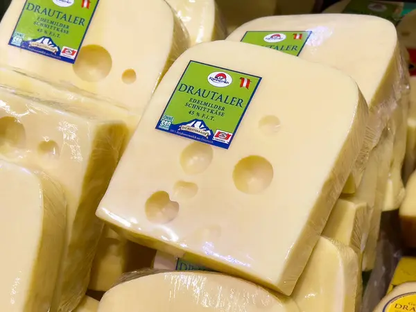 Bir markette delikleri olan bir yığın İsviçre peyniri..