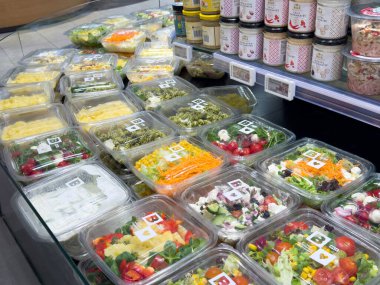 Markette taze ve renkli hazır salata ve makarna..