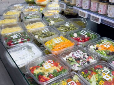 Markette çeşitli salata ve pastalar sergileniyor..