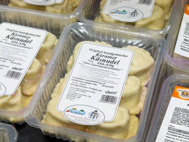 Geleneksel el yapımı karntner hamur köfteleri plastik ambalajda sergileniyor.