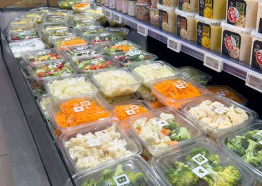 Market vitrininde taze salata ve sebzeler..