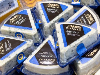 Süpermarkette paketlenmiş Danimarka peyniri üçgenleri.