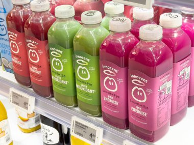 Renkli masum smoothie şişeleri artı raflarda içecekler.