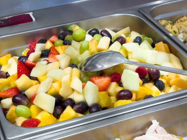 Kavunlu taze meyve salatası ve servis tepsisinde üzüm..