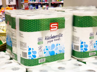 Bütçe mutfakları kağıt havluları süpermarket koridorlarında sergiliyor..