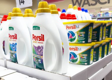 Süpermarket koridorunda Persil çamaşır deterjanı görüntüsü.