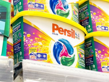 Süpermarket raflarında renkli çamaşır yıkama için Persil 4 'te 4 deterjan kapsülü.