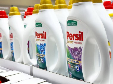 Persil çamaşır deterjanı şişeleri süpermarkette raflarda sergileniyor..