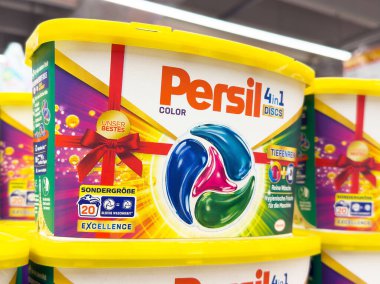 Persil 4in1 renk diskleri süpermarket raf görünümünde paketleme.