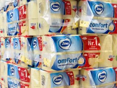 Yığınlanmış zewa konforlu tuvalet kağıdı paketleri..