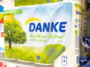 Alman metni ve yeşil tasarımı olan çevre dostu tuvalet kağıdı paketi.
