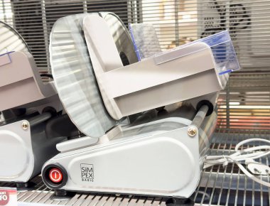 Mutfak gereçleri vitrininde elektrikli et dilimleyici.