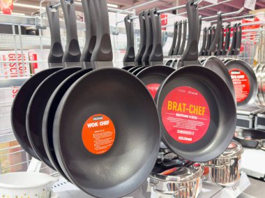 Mutfak gereçleri koridorunda sopa olmayan kızartma tavaları sergileniyor.