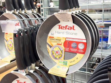 Mutfak gereçleri mağazasında Tefal sert taş kızartma tavaları sergileniyor.