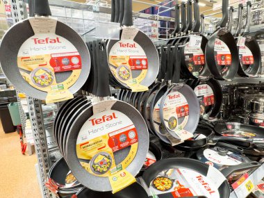 Teal çubuksuz kızartma tavalarını depoda göster.