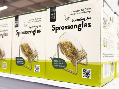 Organik filizlenme kavanozu ambalajı mağazada sergileniyor.