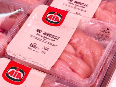 Aia markalaştırma ve etiketleme bilgisiyle paketlenmiş tavuk fileto görüntüsü.