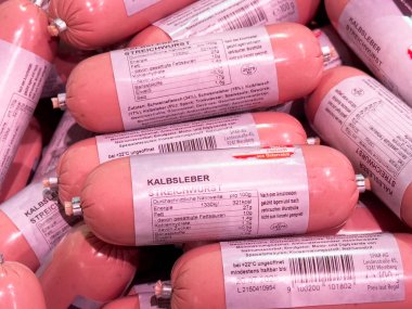 Market vitrininde bir yığın karışık sosis paketleriName.