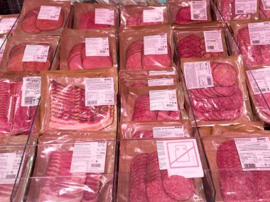 Marketin et reyonunda çeşitli paketlenmiş et parçaları sergileniyor..