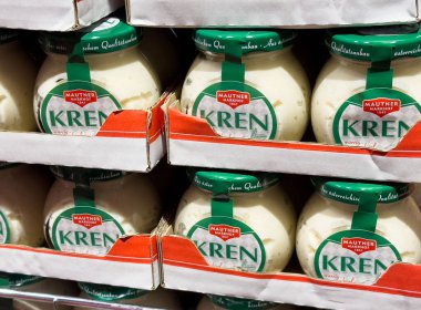 Raflarda Avusturyalı mautner işaretli turp kavanozları..