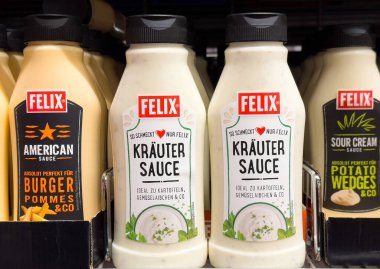 Markette hamburger ve patates dilimleri için çeşitli Felix sosları var..