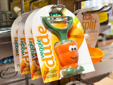 Mutfak gereçlerinde havuç soyacağı ambalajı sergileniyor..