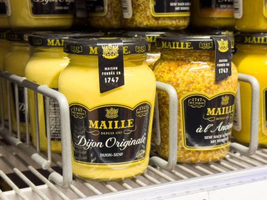 Market rafında Fransız etiketli Maille Dijon hardal kavanozları..