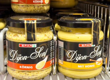 Raftaki Dijon hardal kavanozları: kepekli tahıl ve bal çeşitleri.