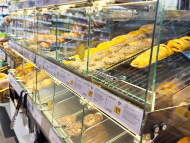 Süpermarkette çeşitli hamur işleri ve kurabiyelerle fırın görüntüsü.