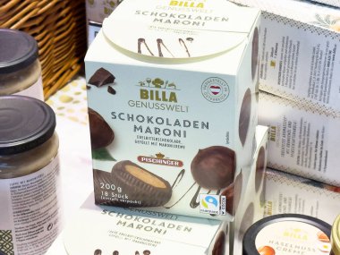Billa genusswelt schokoladenmaroni pischinger çikolataları ambalaj vitrininde.